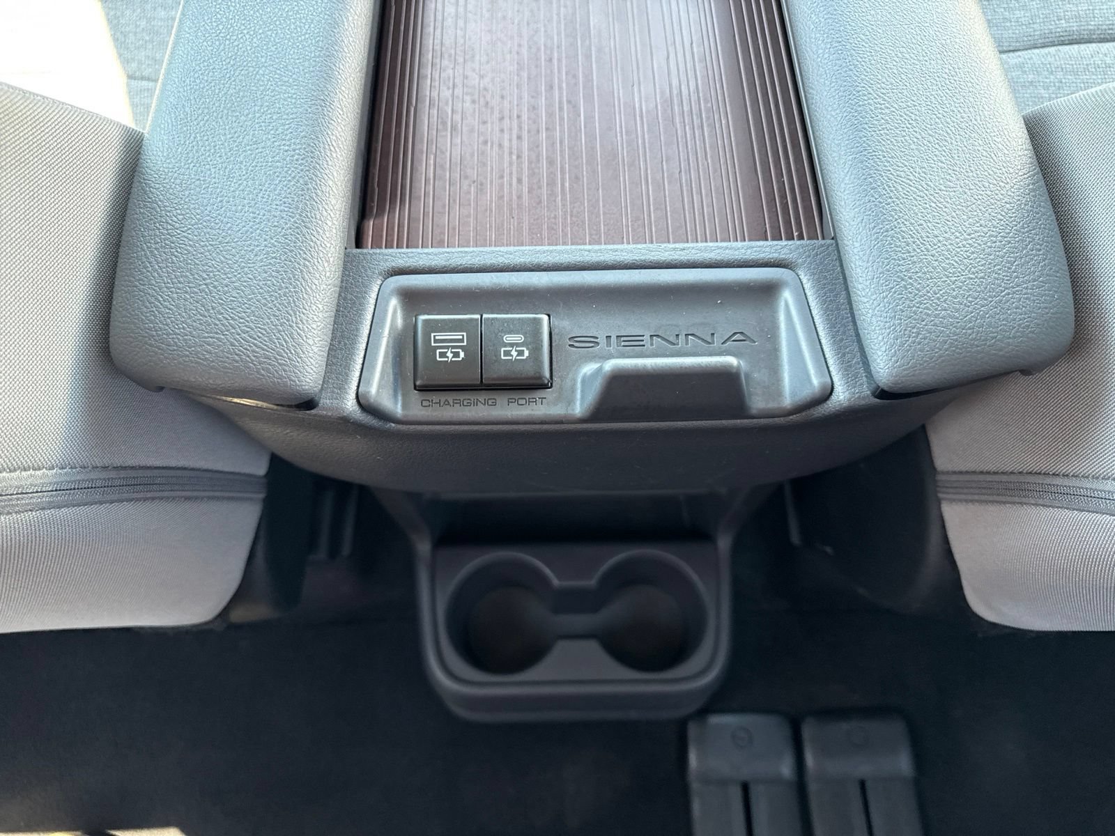 Used 2024 Toyota Sienna LE FWD image 16