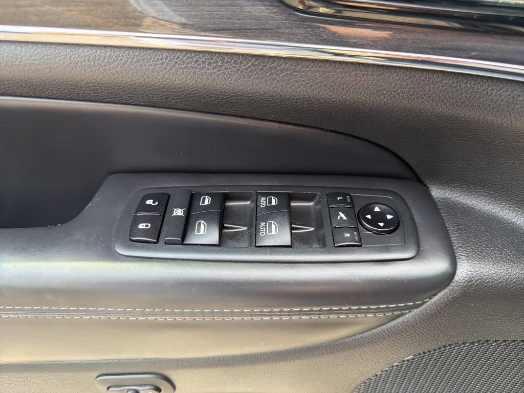 Used 2020 Jeep Grand Cherokee Overland AWD/4WD image 31