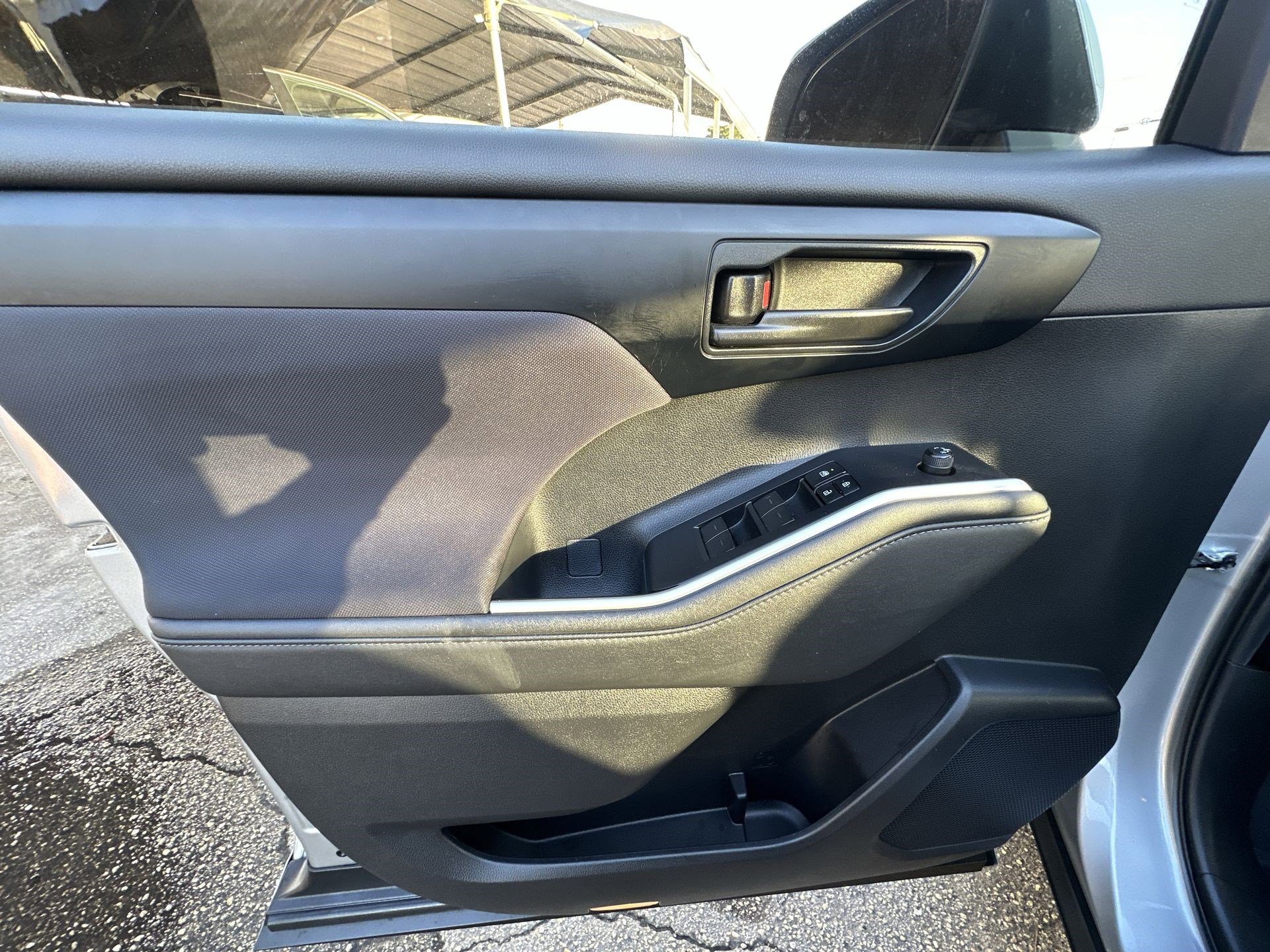 Used 2023 Toyota Highlander LE image 32