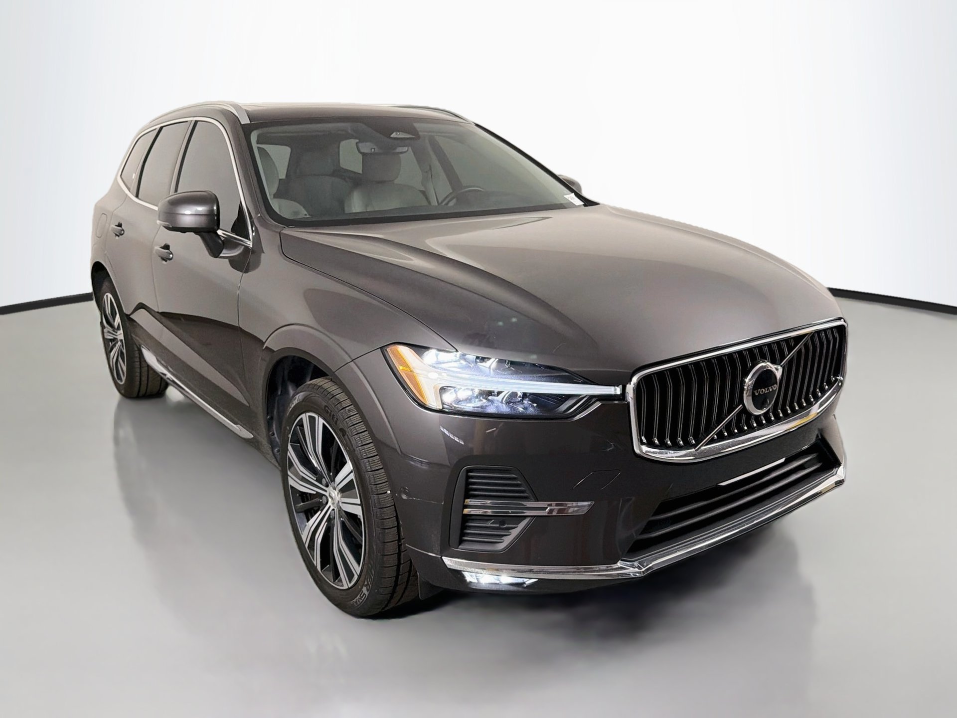 Certified 2023 Volvo XC60 B5 Plus w/ Protection Package Premier FWD image 3