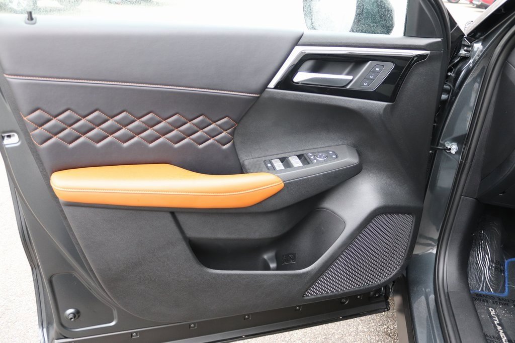 Used 2025 Mitsubishi Outlander SEL AWD/4WD image 14
