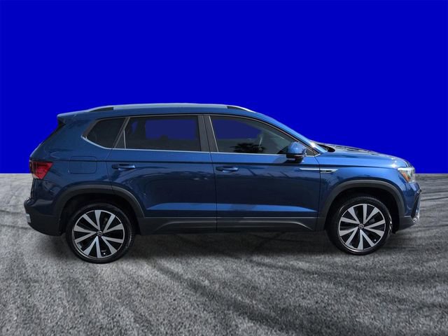 Used 2024 Volkswagen Taos SE w/ Panoramic Sunroof Package FWD image 3
