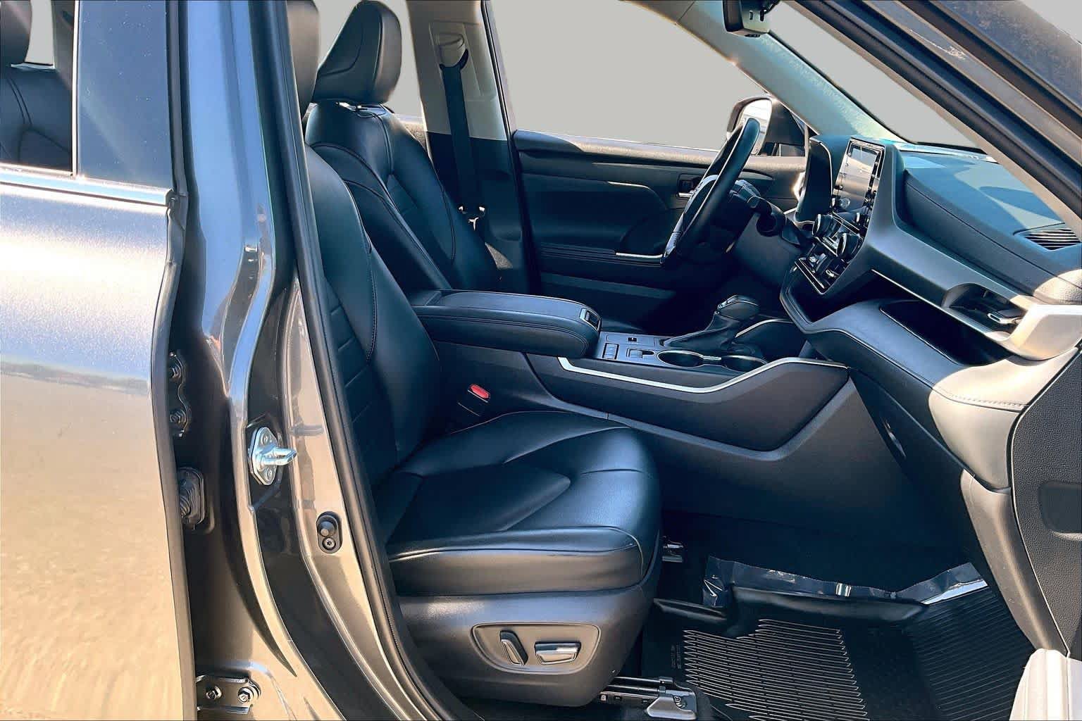 Used 2022 Toyota Highlander XLE FWD image 8