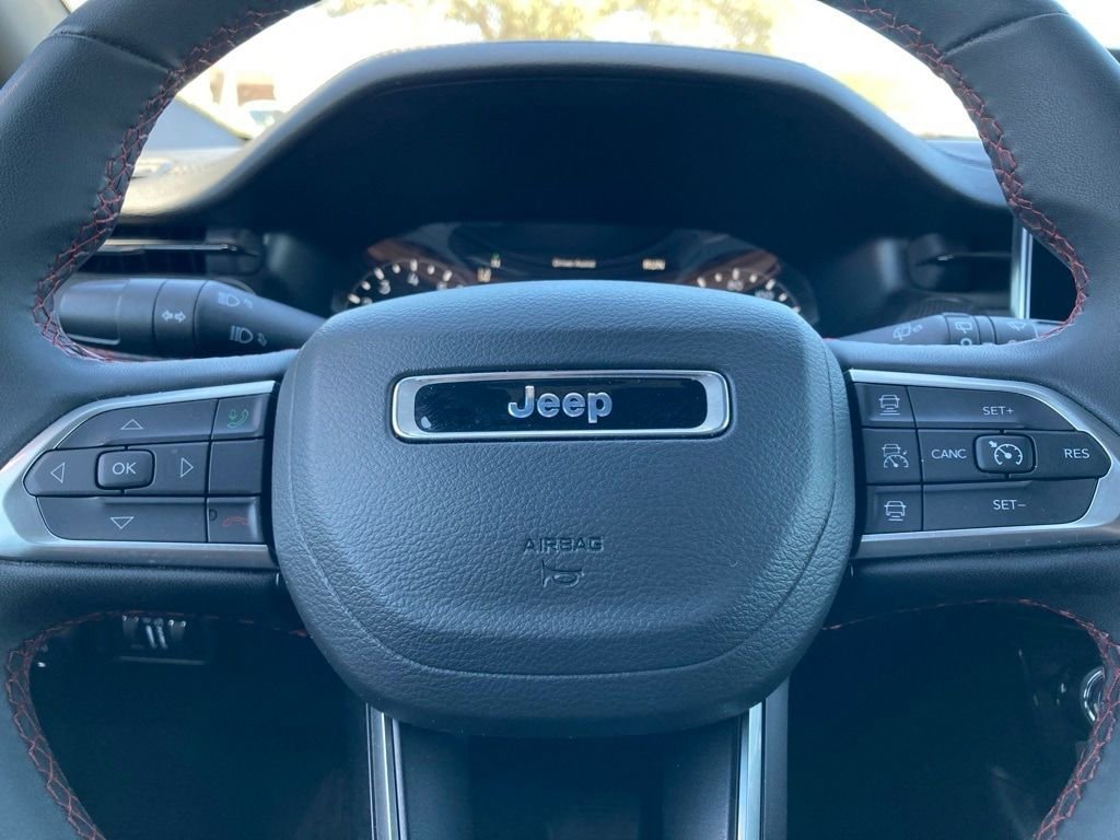 Used 2025 Jeep Compass Trailhawk image 18