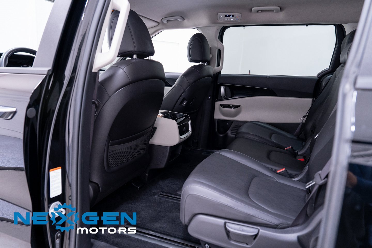 Used 2024 Kia Carnival EX image 37