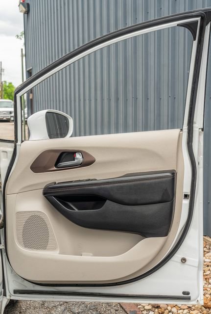 Used 2019 Chrysler Pacifica Touring-L FWD image 42