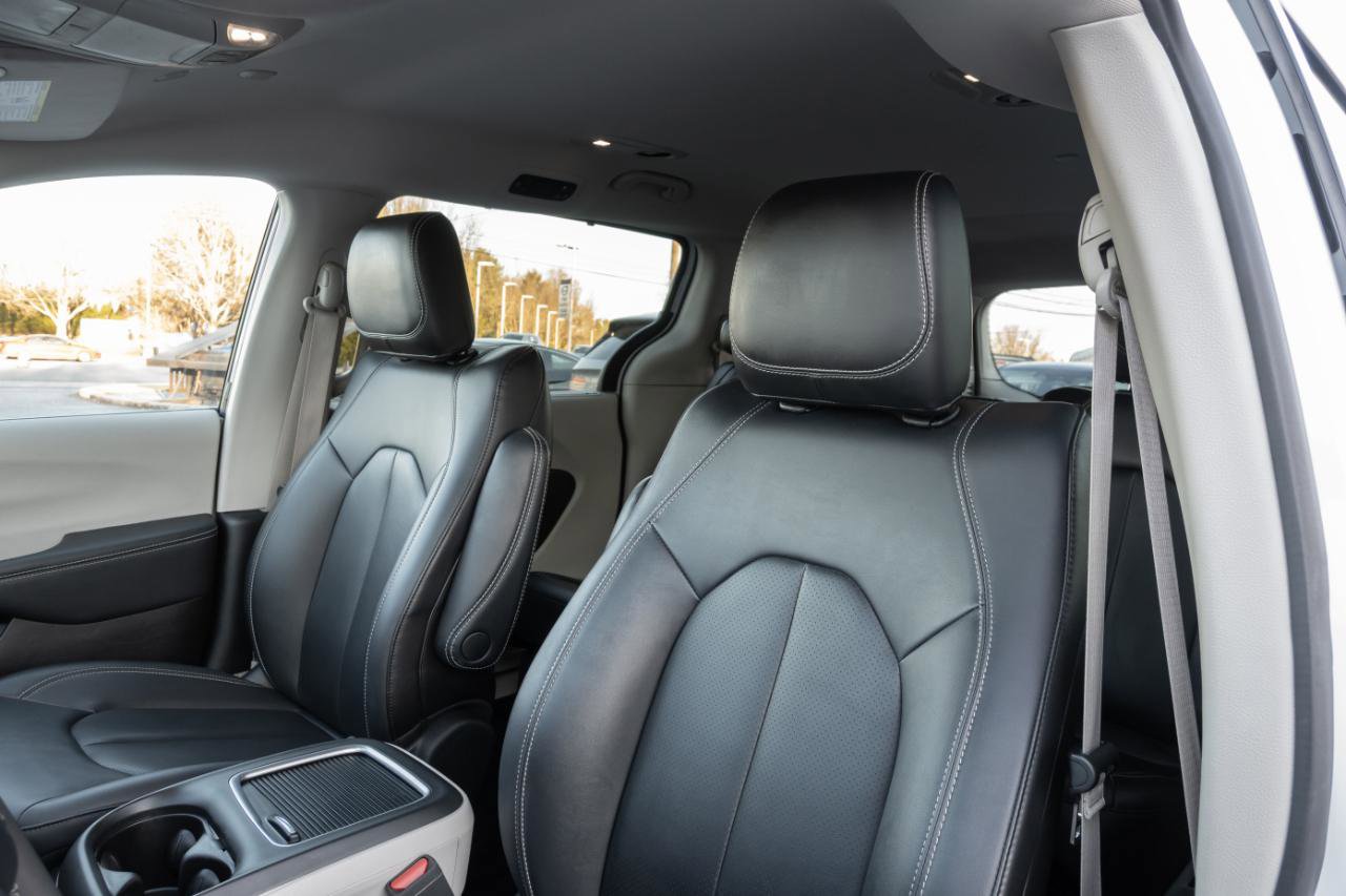 Used 2024 Chrysler Pacifica Touring-L image 15
