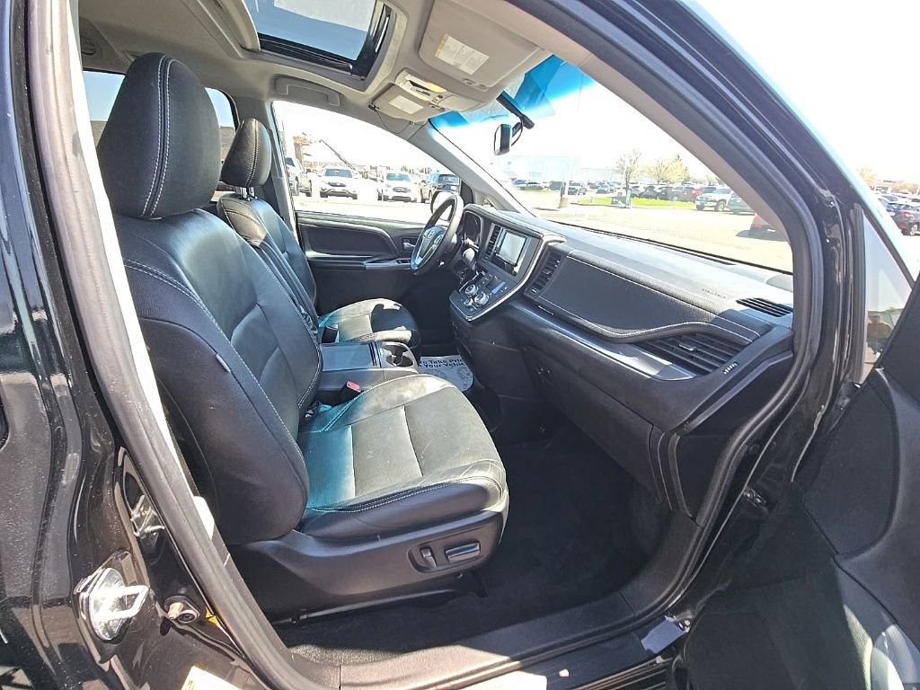 Used 2016 Toyota Sienna SE image 30