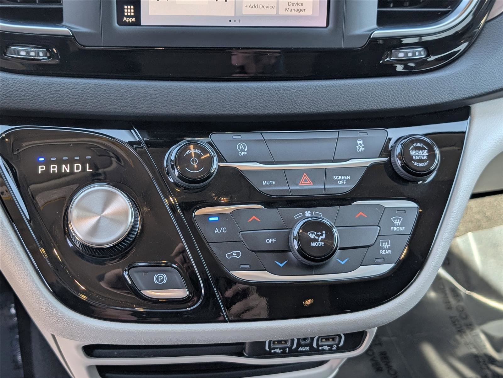 Used 2023 Chrysler Voyager LX image 27