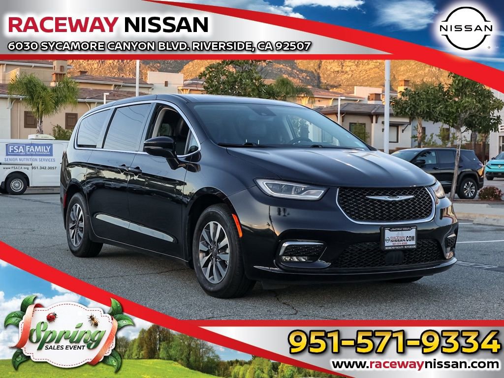 Used 2024 Chrysler Pacifica Select