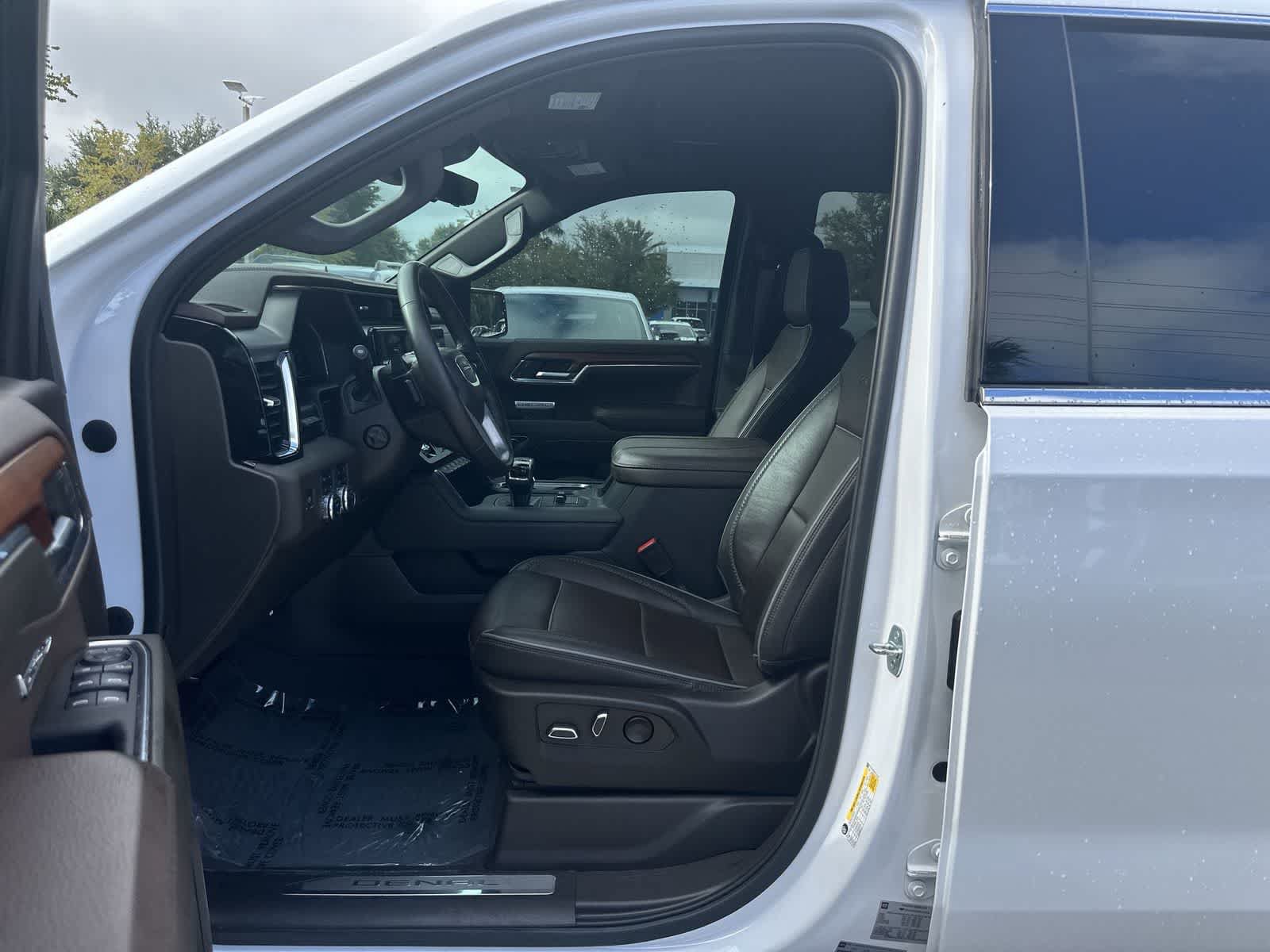 Used 2023 GMC Sierra 1500 Denali w/ Technology Package AWD/4WD image 2