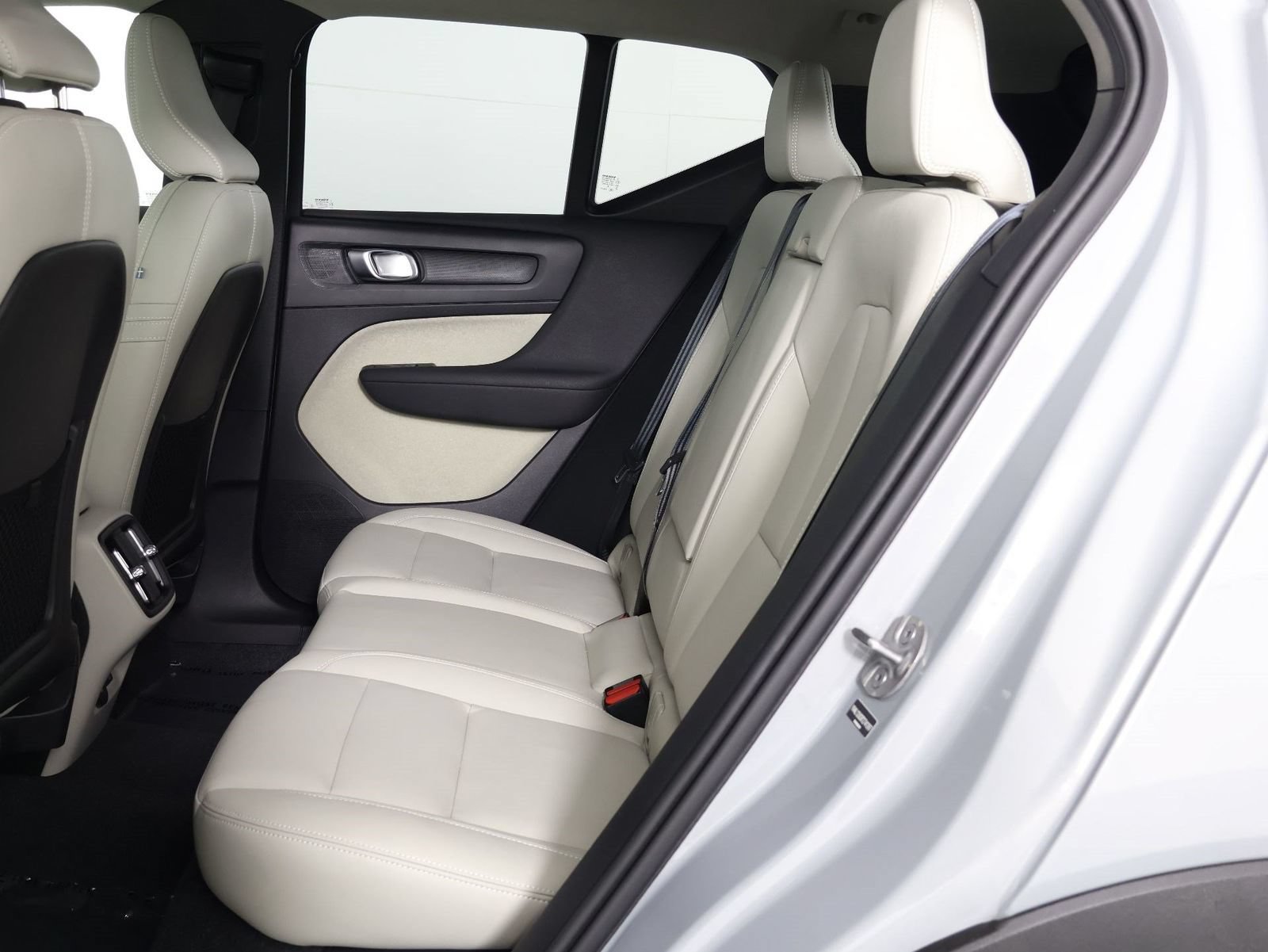 Certified 2026 Volvo XC40 B5 Plus AWD/4WD image 32