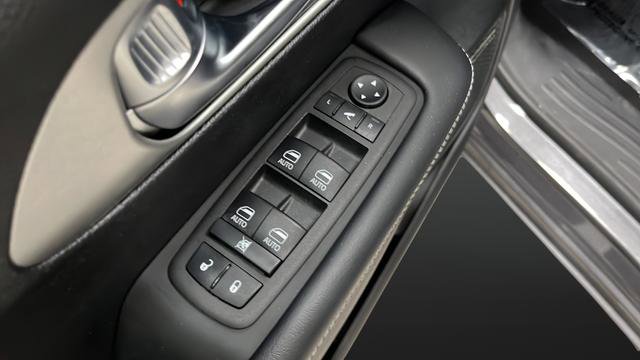 Used 2023 Chrysler Pacifica Limited w/ Uconnect Theater Family Group FWD image 21