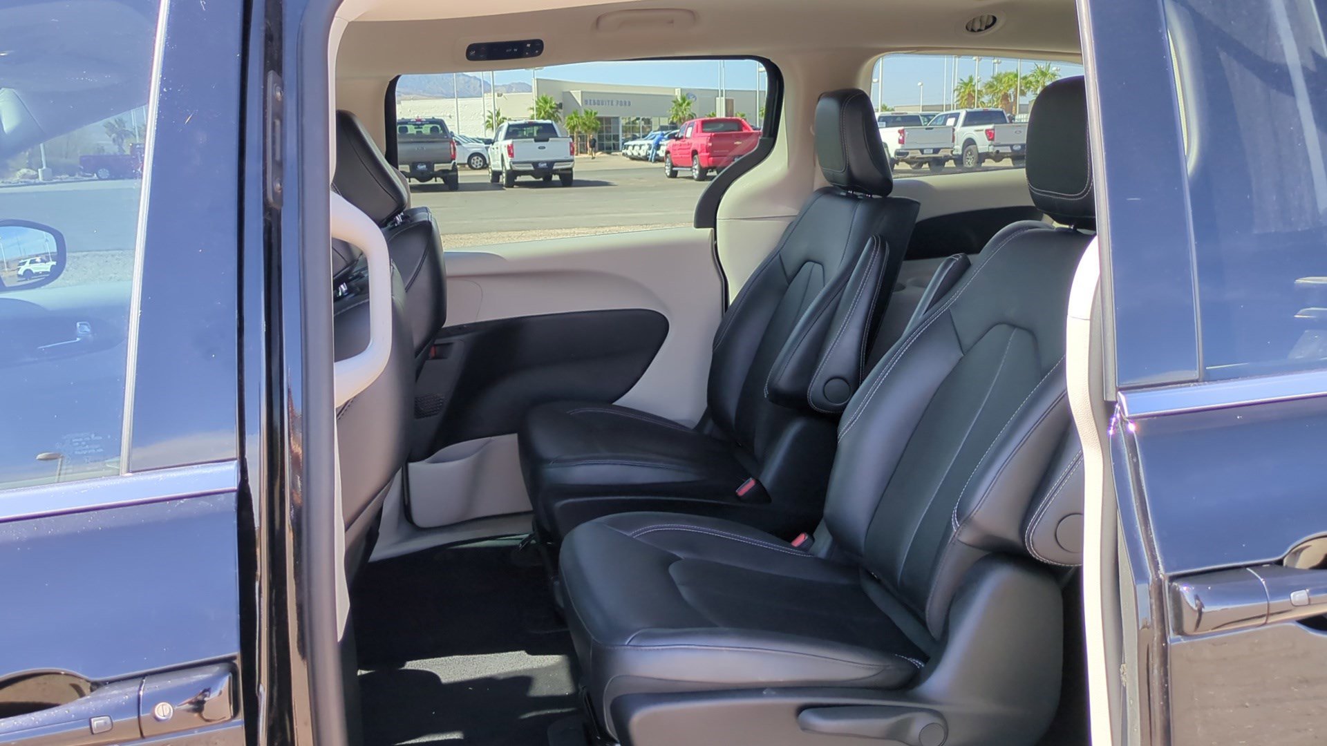Used 2024 Chrysler Pacifica Limited FWD image 27