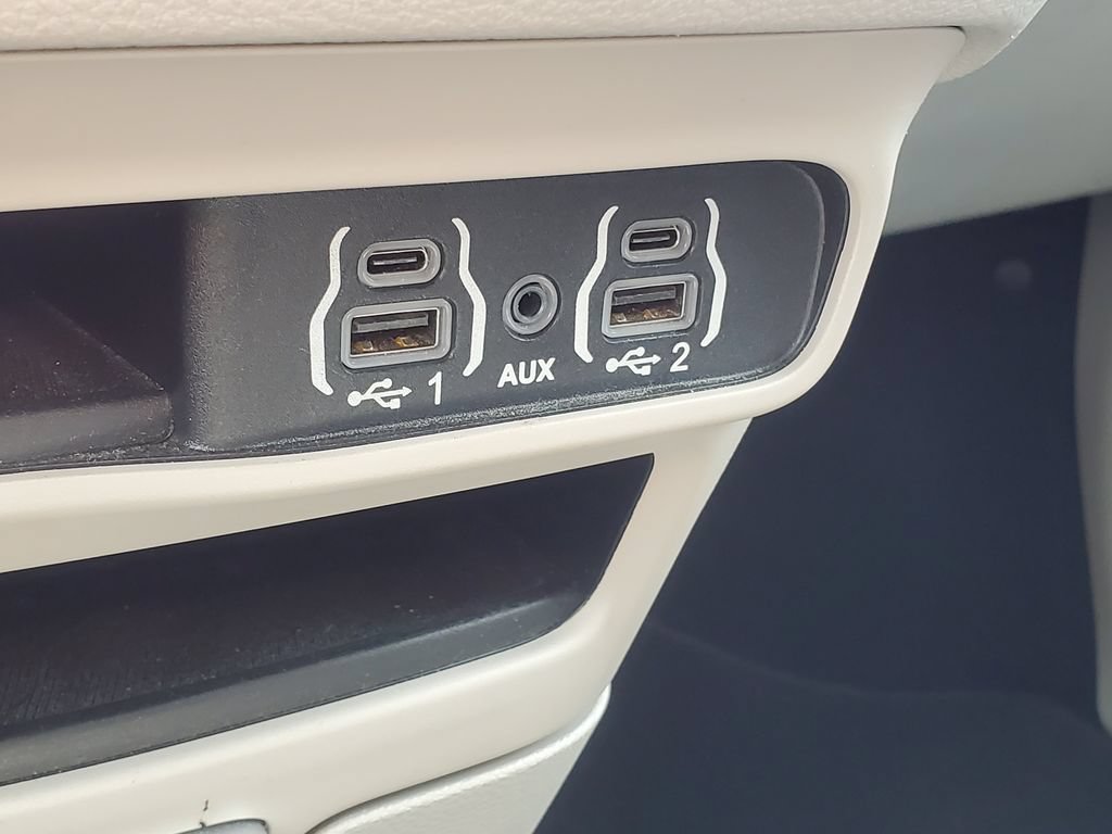 Used 2023 Chrysler Pacifica Touring-L FWD image 21