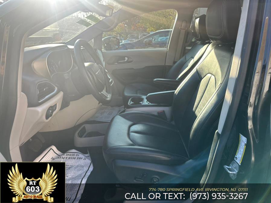 Used 2024 Chrysler Pacifica Touring-L image 37