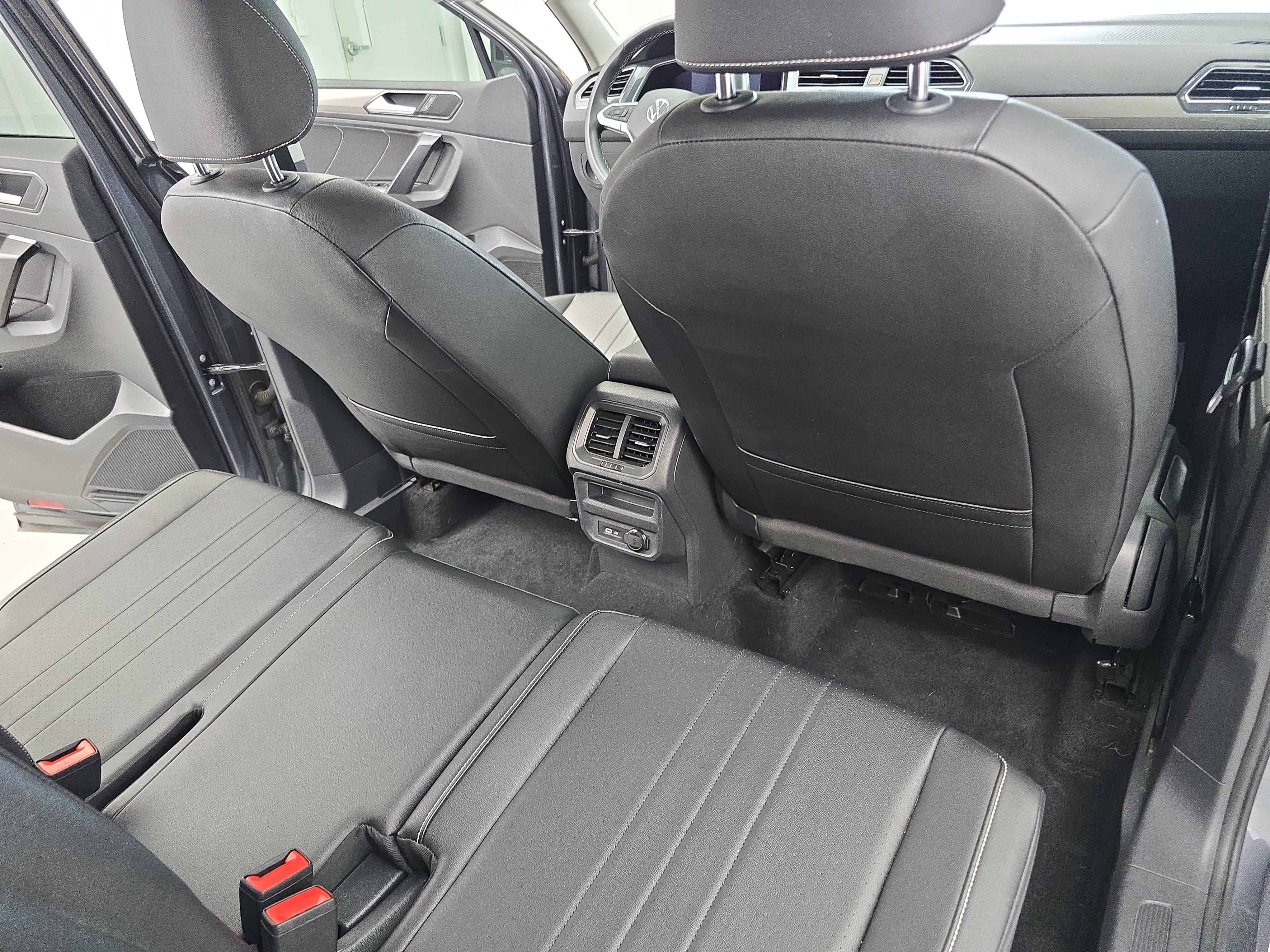 Used 2023 Volkswagen Tiguan SE FWD image 11