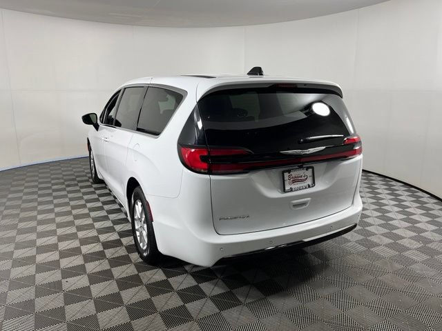 Used 2026 Chrysler Pacifica Select FWD image 5