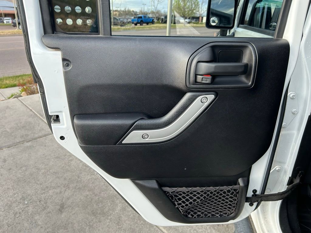 Used 2016 Jeep Wrangler Unlimited Rubicon image 25