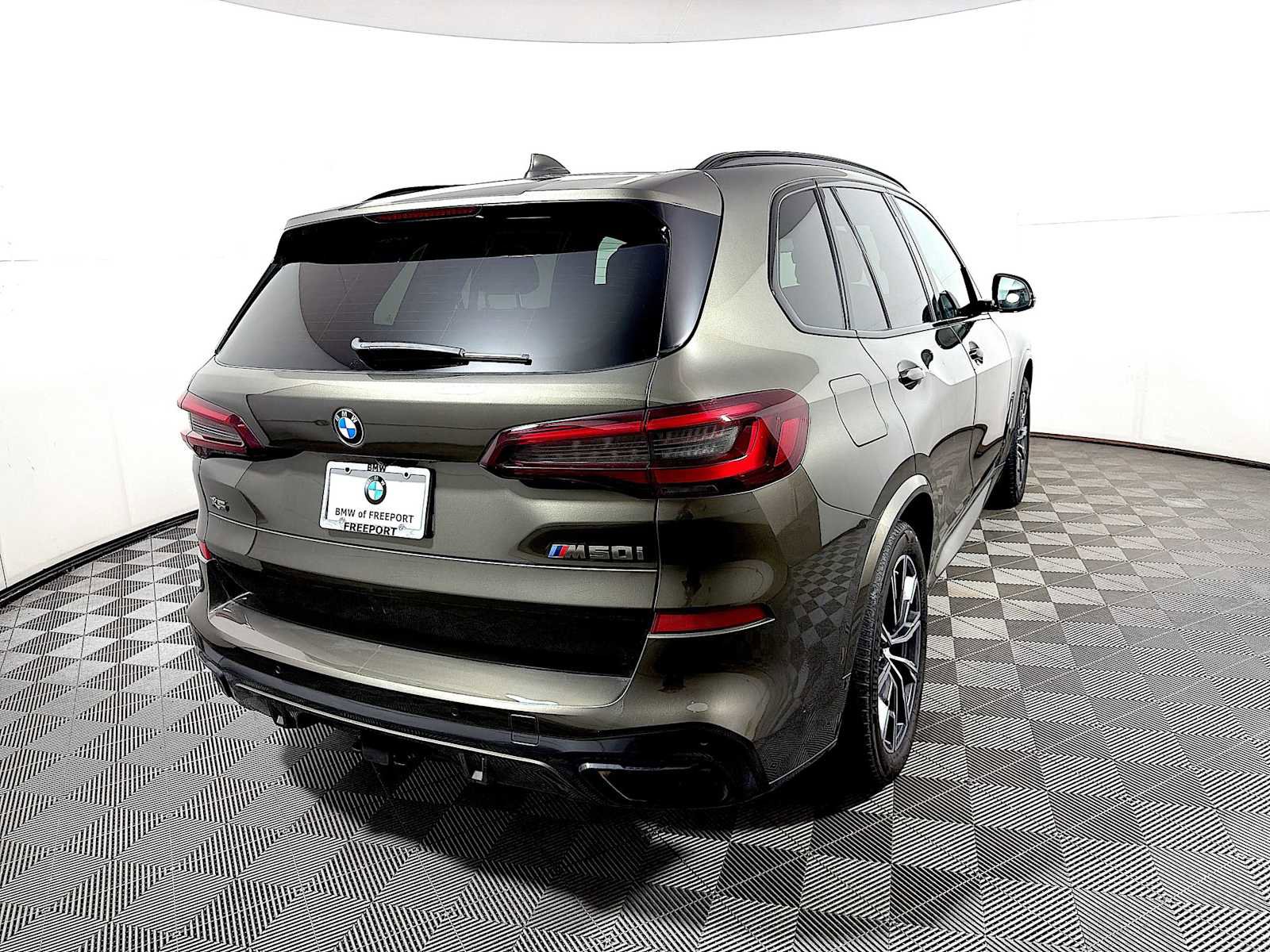 Used 2023 BMW X5 M50i w/ Parking Assistance Package image 6