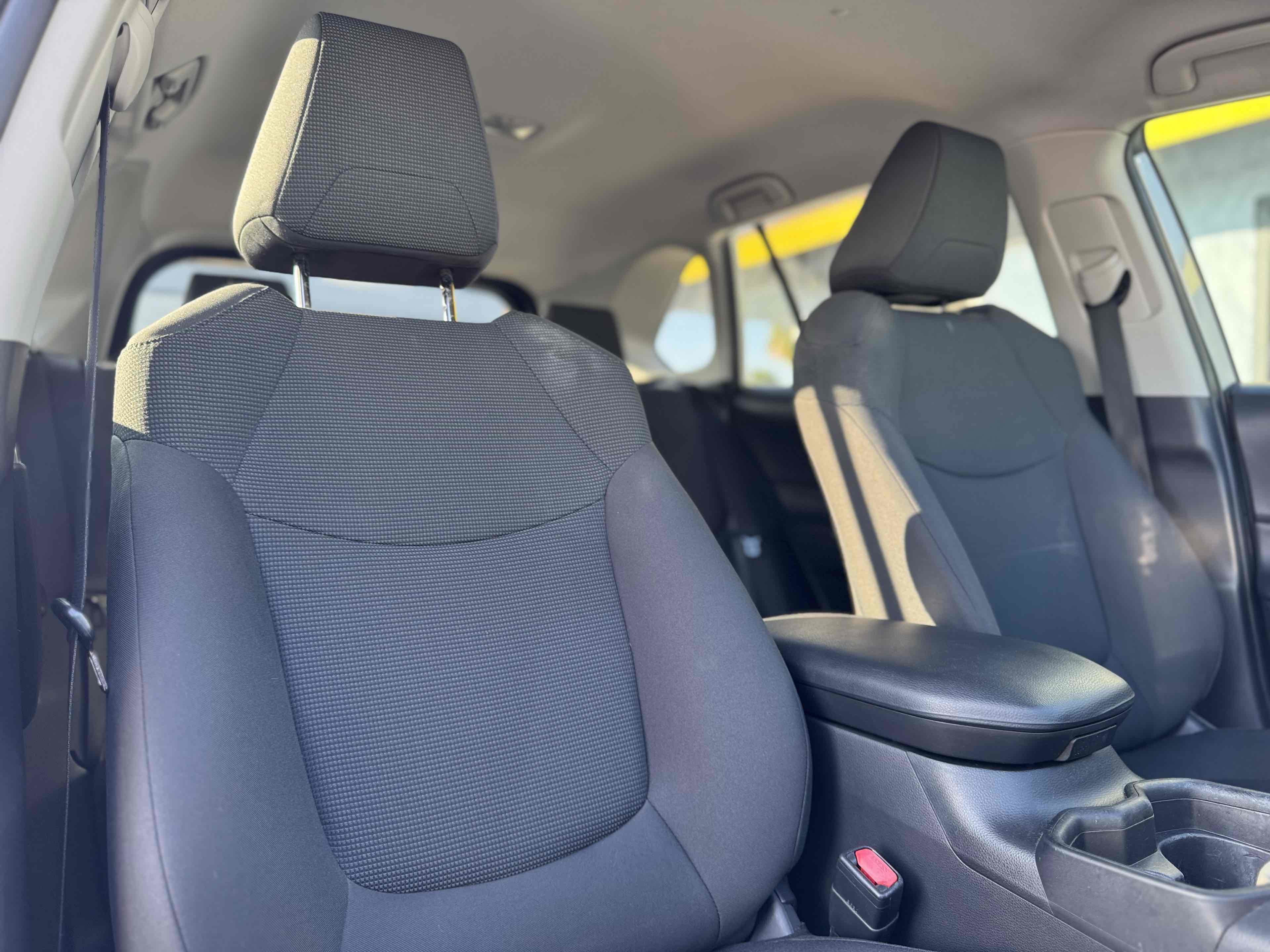 Used 2019 Toyota RAV4 LE w/ Carpet Mat Package image 21