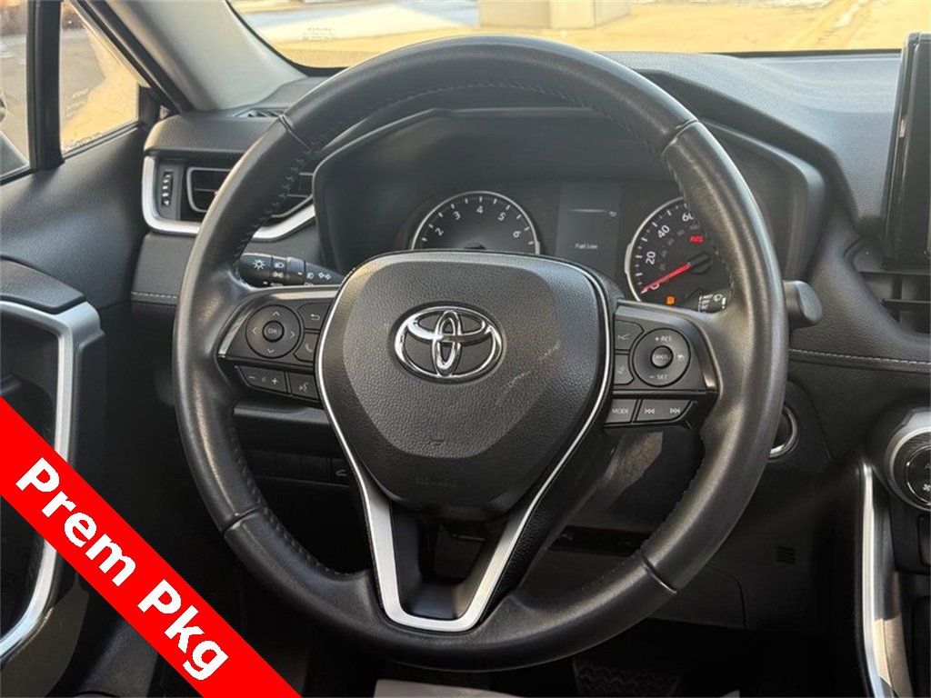 Used 2022 Toyota RAV4 XLE Premium image 14