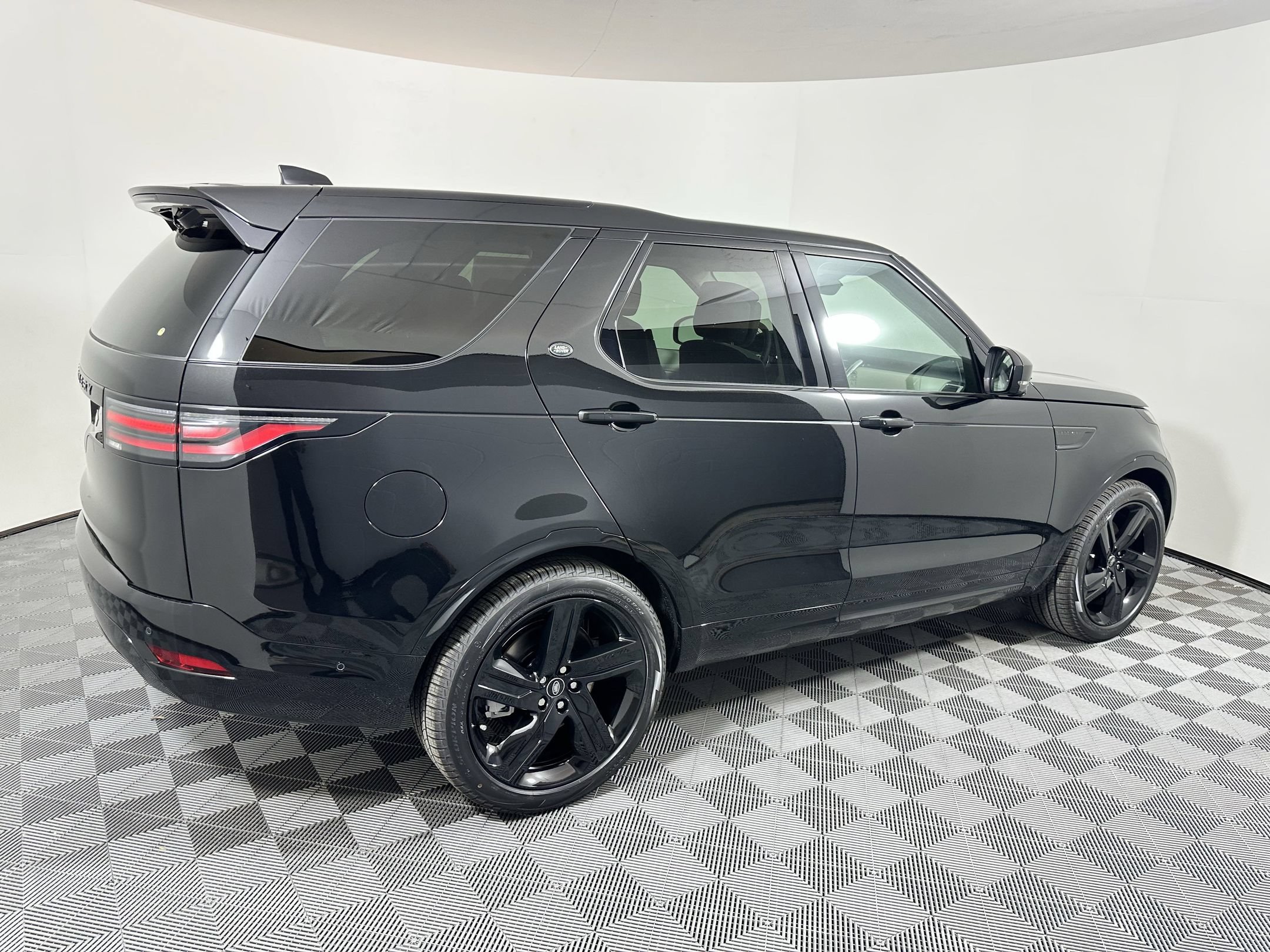 Used 2025 Land Rover Discovery Dynamic SE AWD/4WD image 19