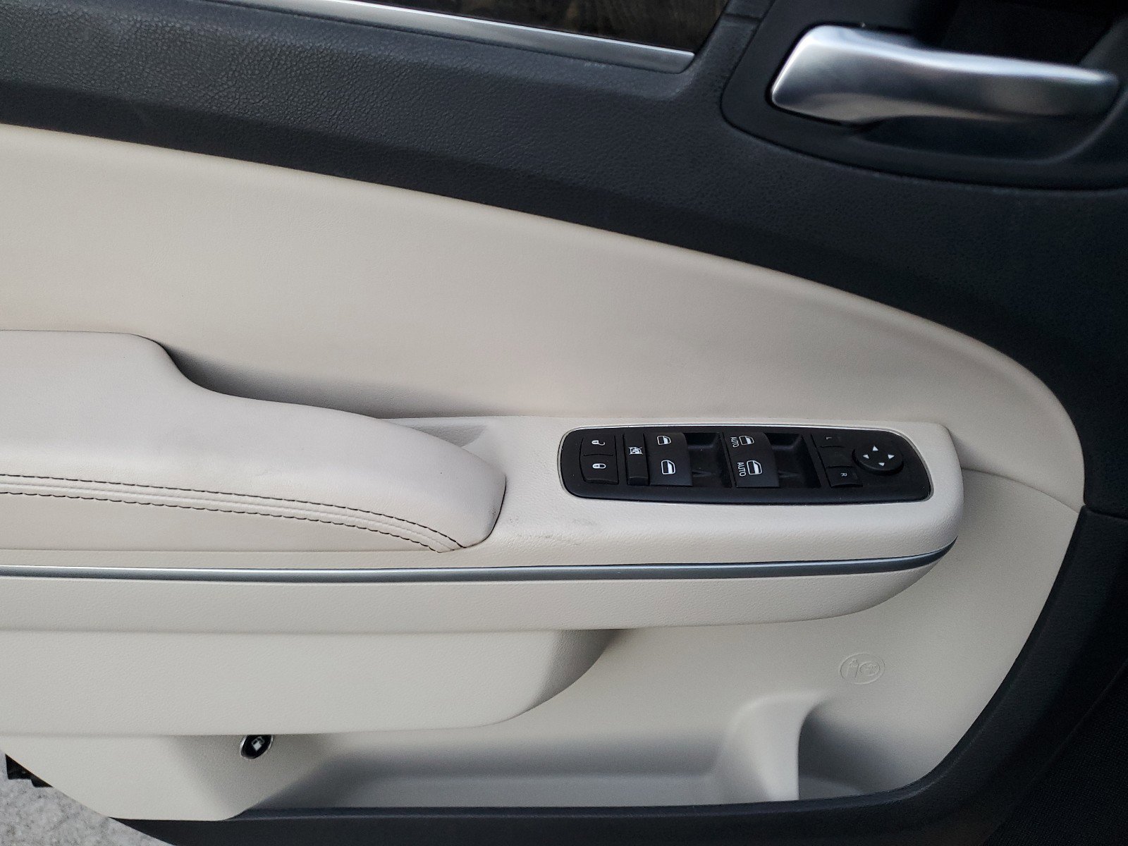 Certified 2023 Chrysler 300 Touring L w/ Popular Equipment Group image 16