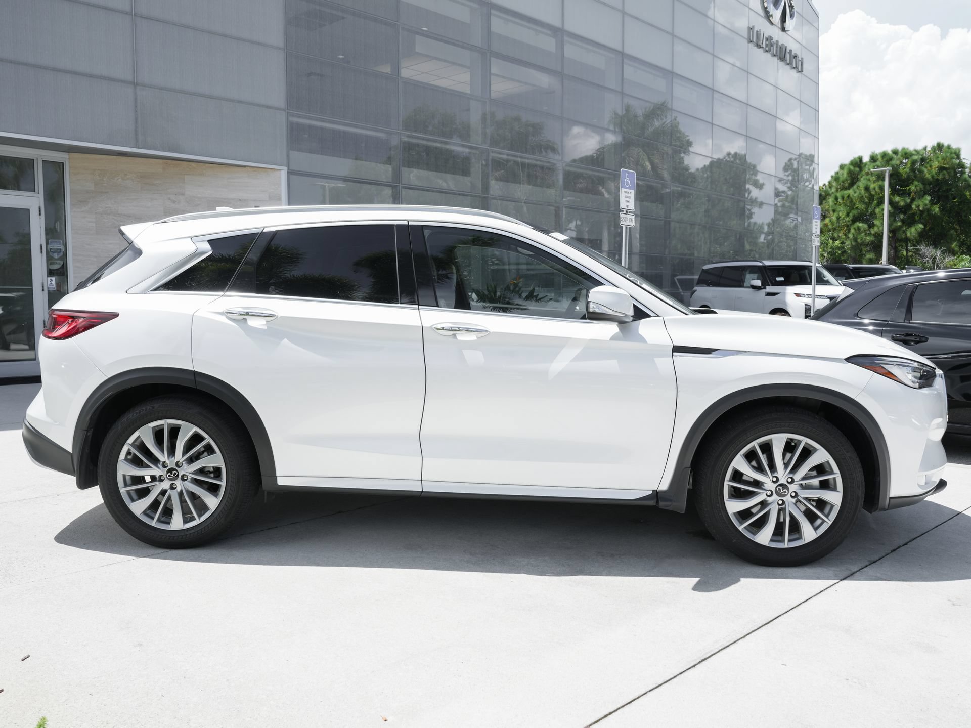 Used 2023 INFINITI QX50 Luxe FWD image 11