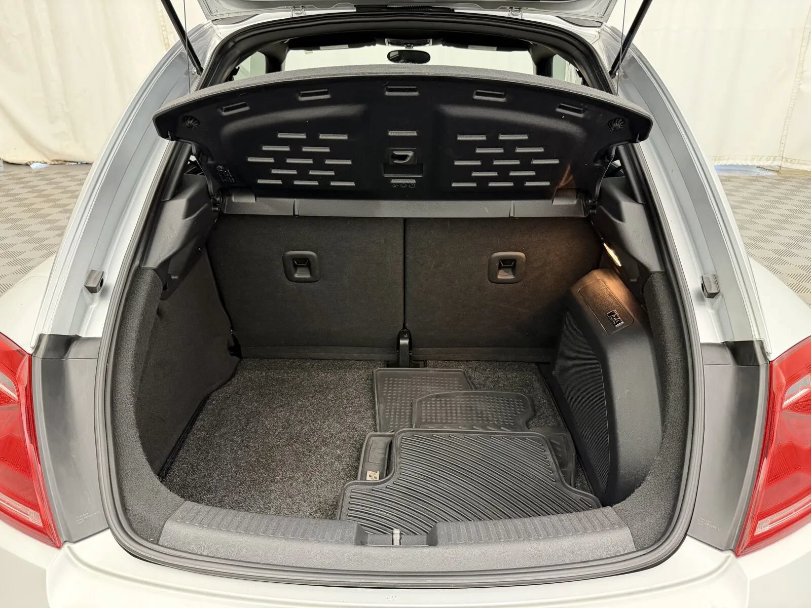 Used 2013 Volkswagen Beetle Turbo FWD image 27