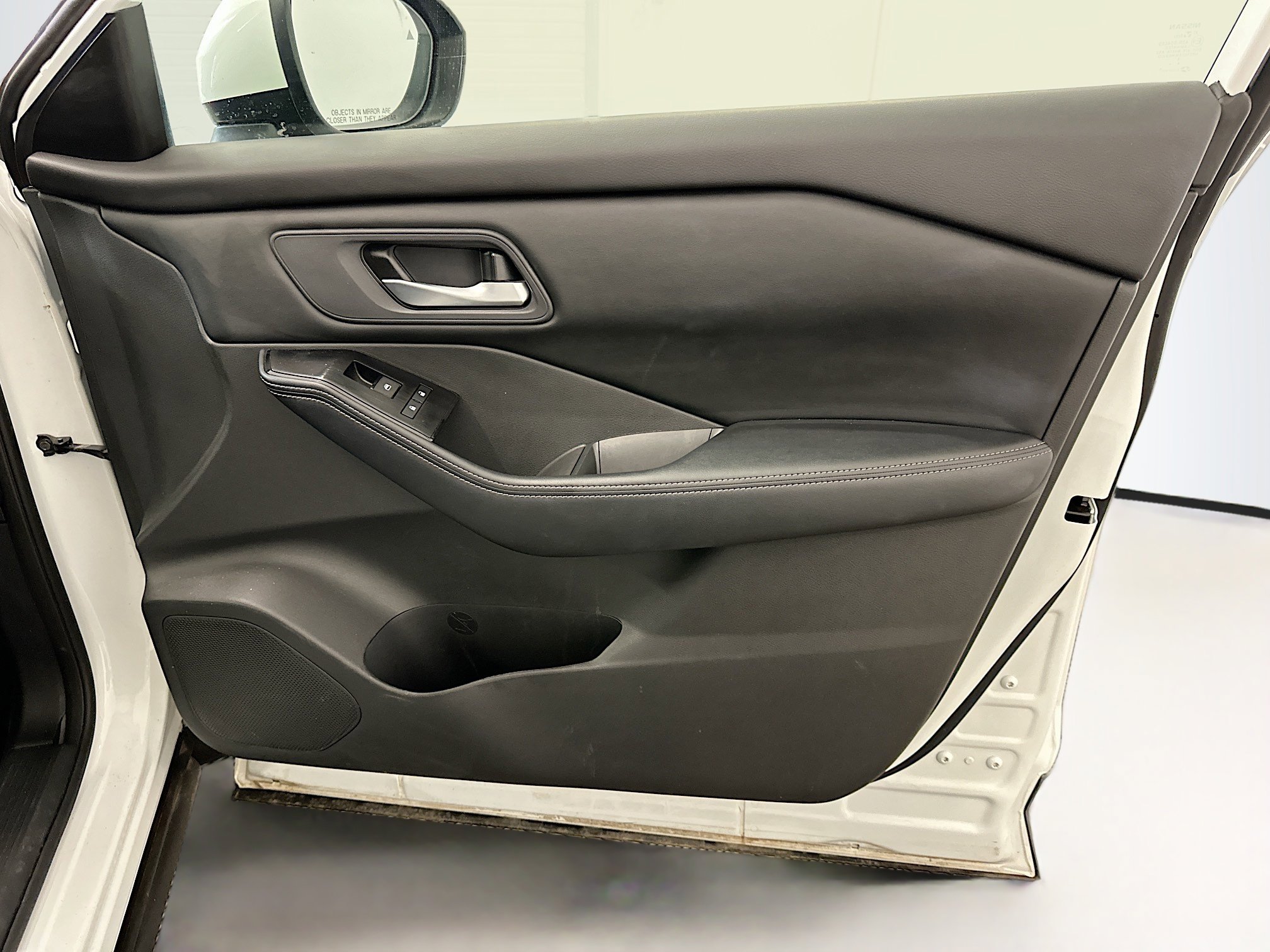 Used 2025 Nissan Rogue SV image 33