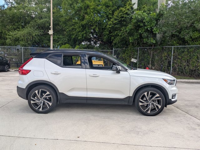 Used 2021 Volvo XC40 T5 R-Design image 4