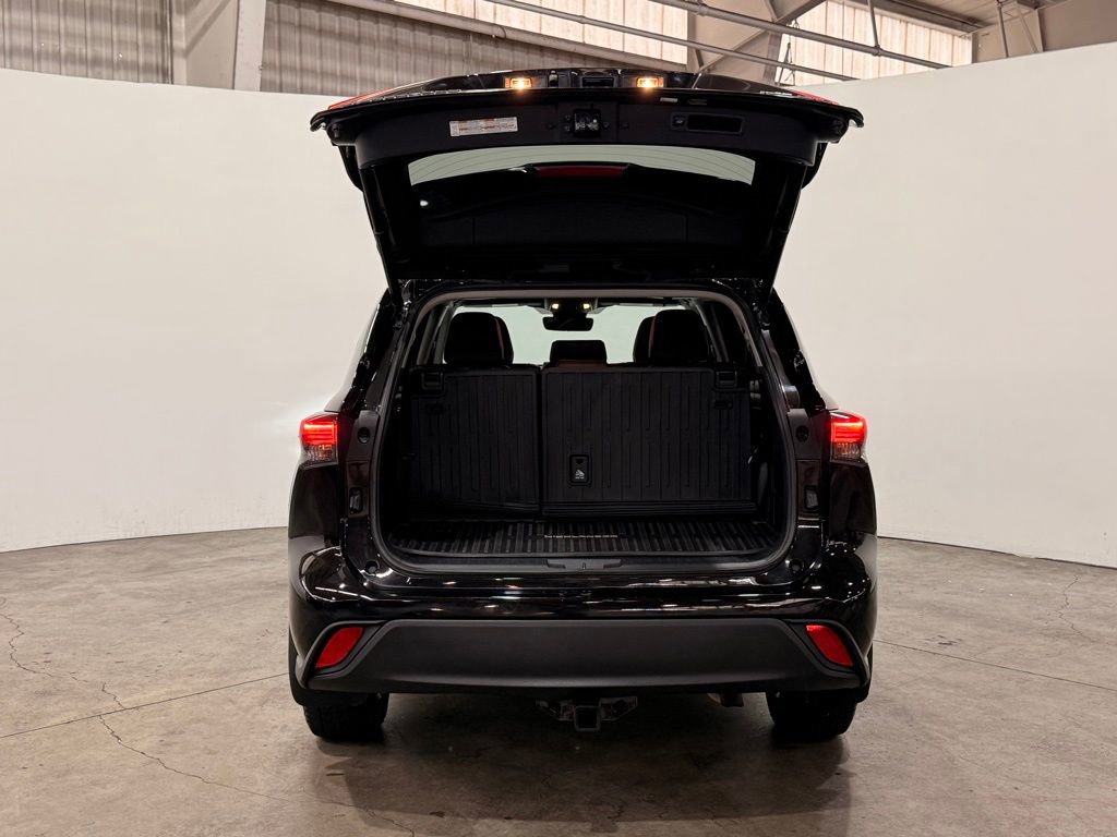 Used 2020 Toyota Highlander XLE image 12