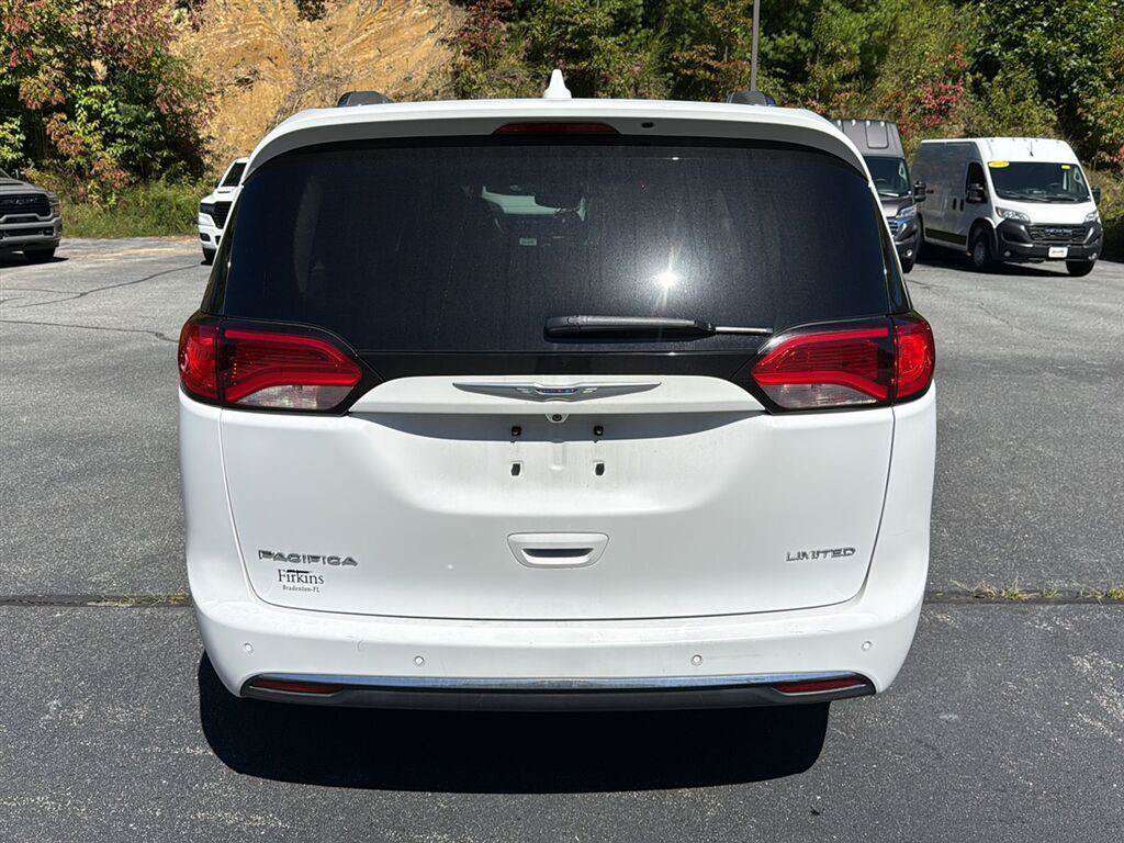 Used 2019 Chrysler Pacifica Limited w/ Tire & Wheel Group FWD image 6