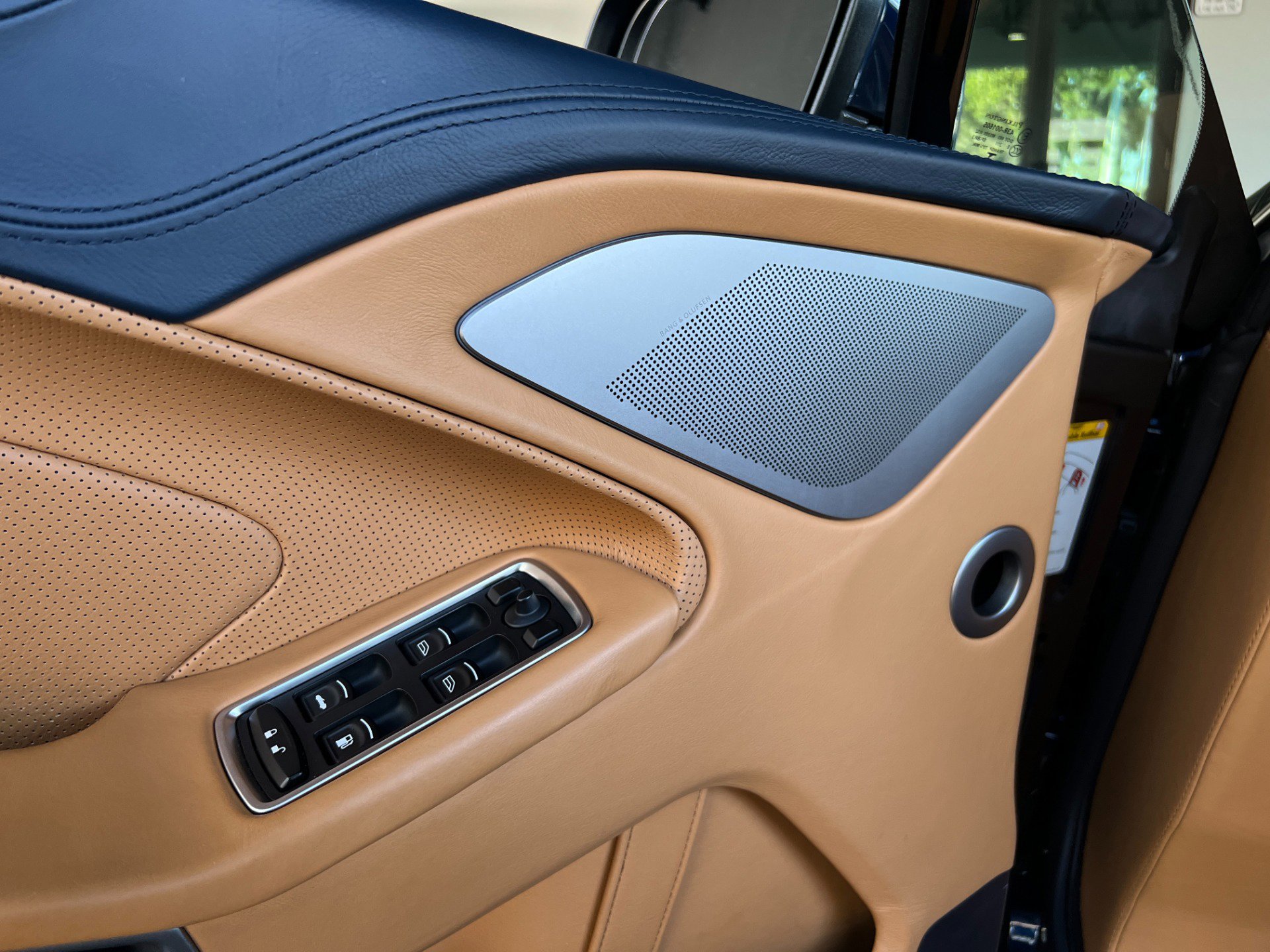 Used 2014 Aston Martin Vanquish Volante image 28