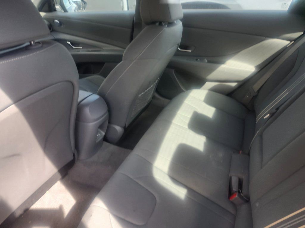 Used 2025 Hyundai Elantra SEL image 14