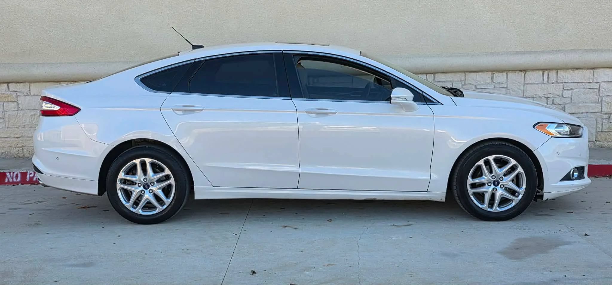 Used 2013 Ford Fusion SE FWD image 2