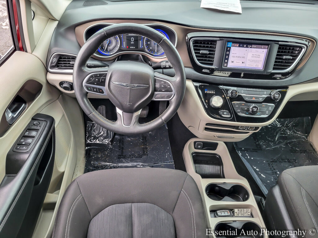 Used 2022 Chrysler Voyager LX image 16