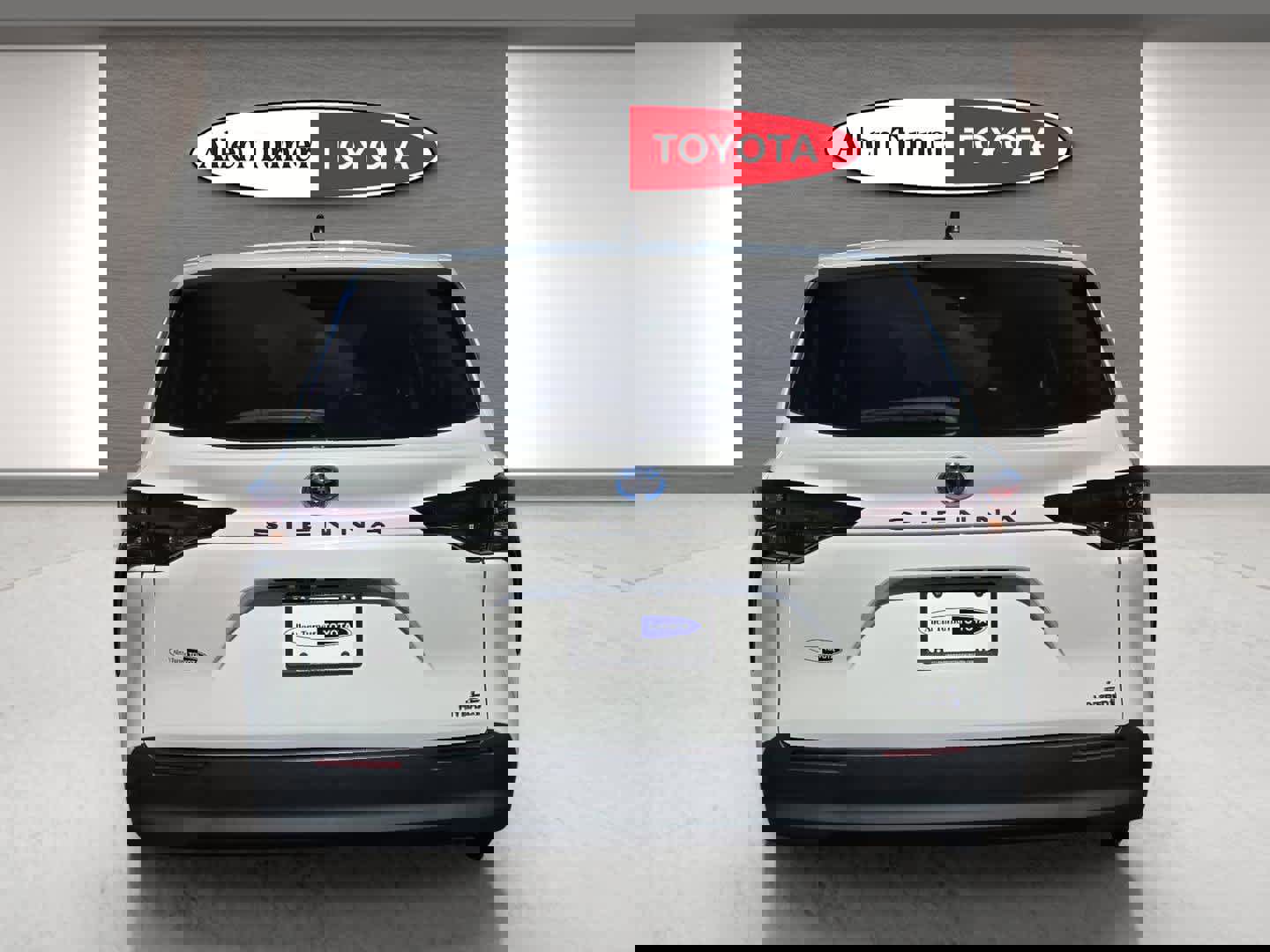 Used 2024 Toyota Sienna LE image 7