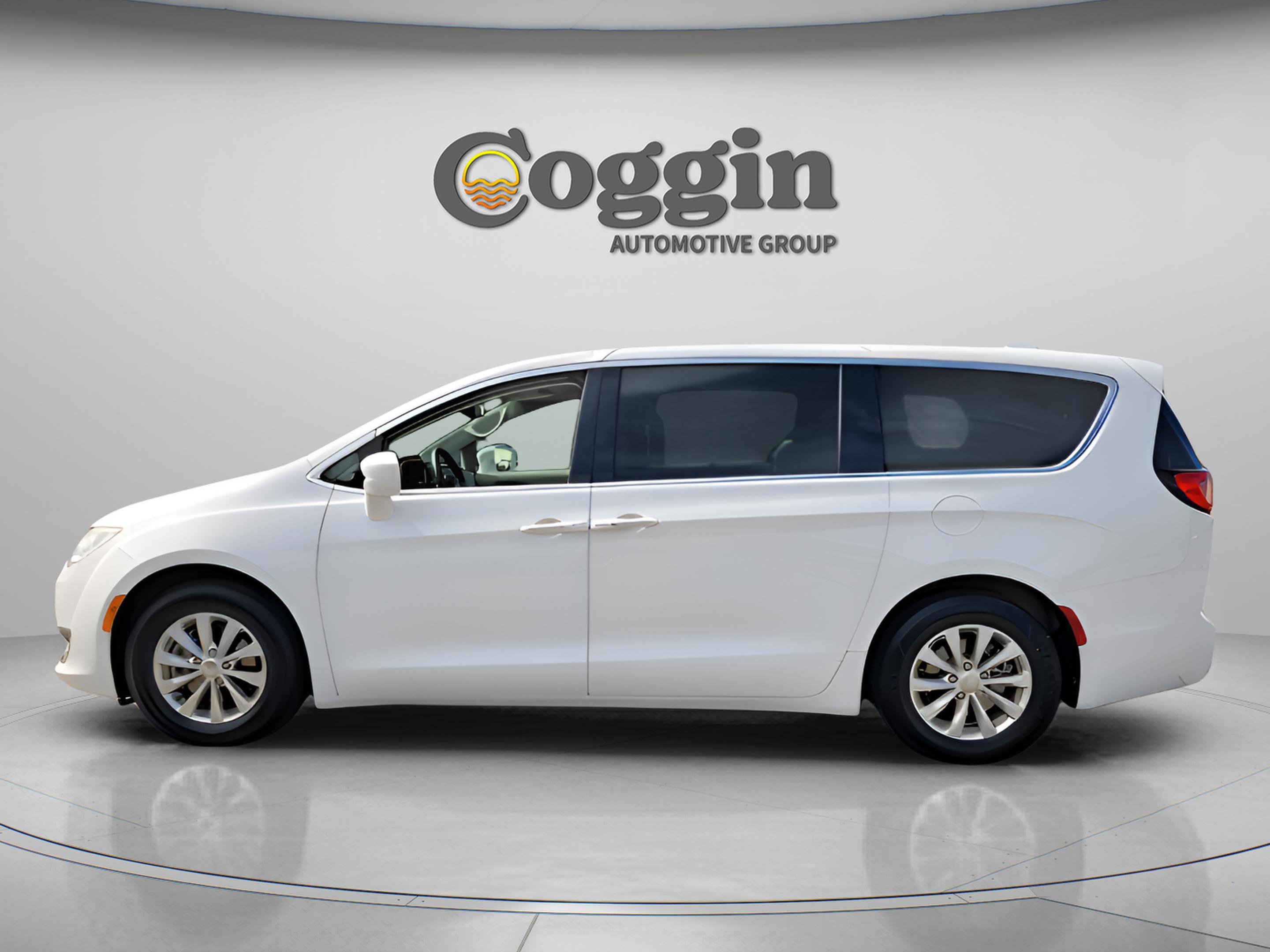 Used 2019 Chrysler Pacifica Touring Plus image 4
