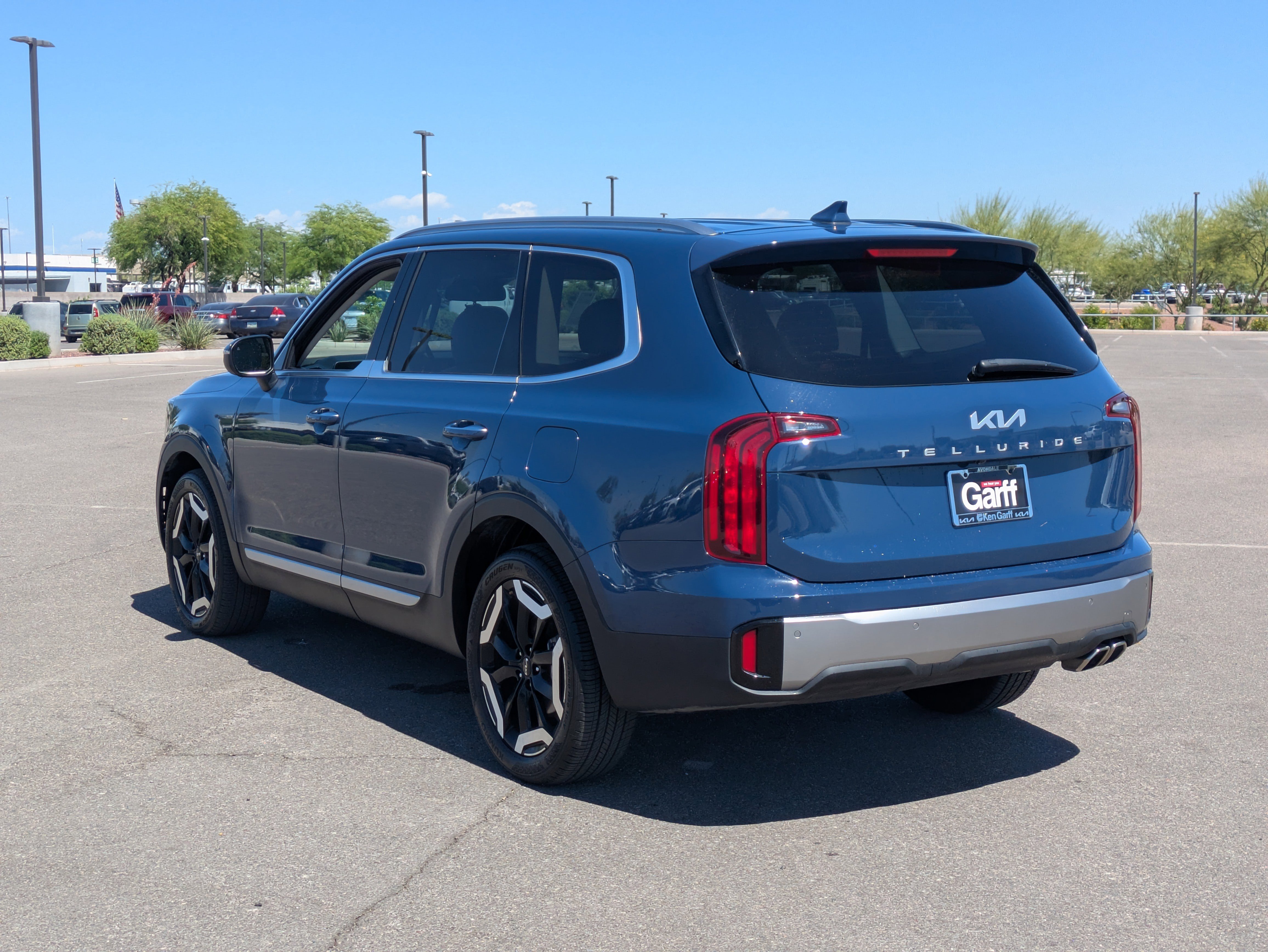 Used 2025 Kia Telluride S FWD image 3