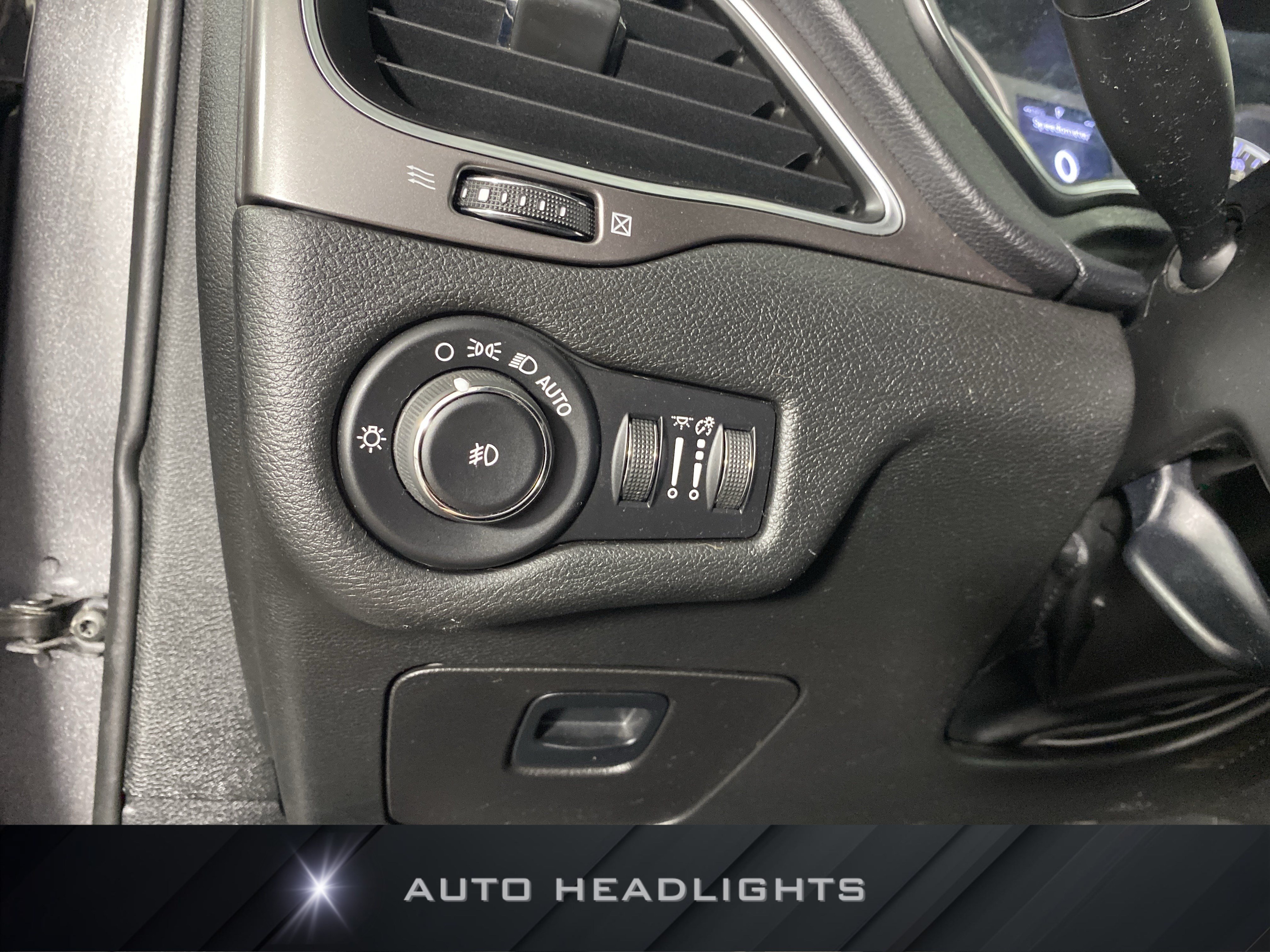Used 2019 Jeep Cherokee Latitude Plus AWD/4WD image 23