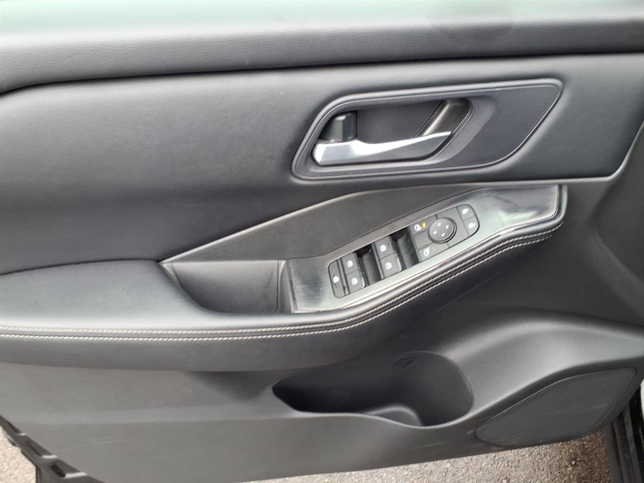 Used 2024 Nissan Rogue SV image 9