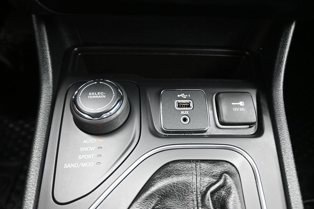 Used 2019 Jeep Cherokee Latitude Plus w/ Cold Weather Group AWD/4WD image 22