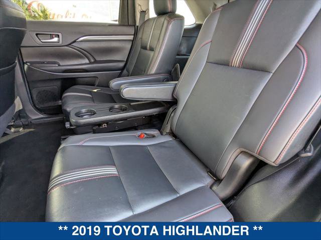Used 2019 Toyota Highlander SE w/ Carpet Mat Package (TMS) image 21