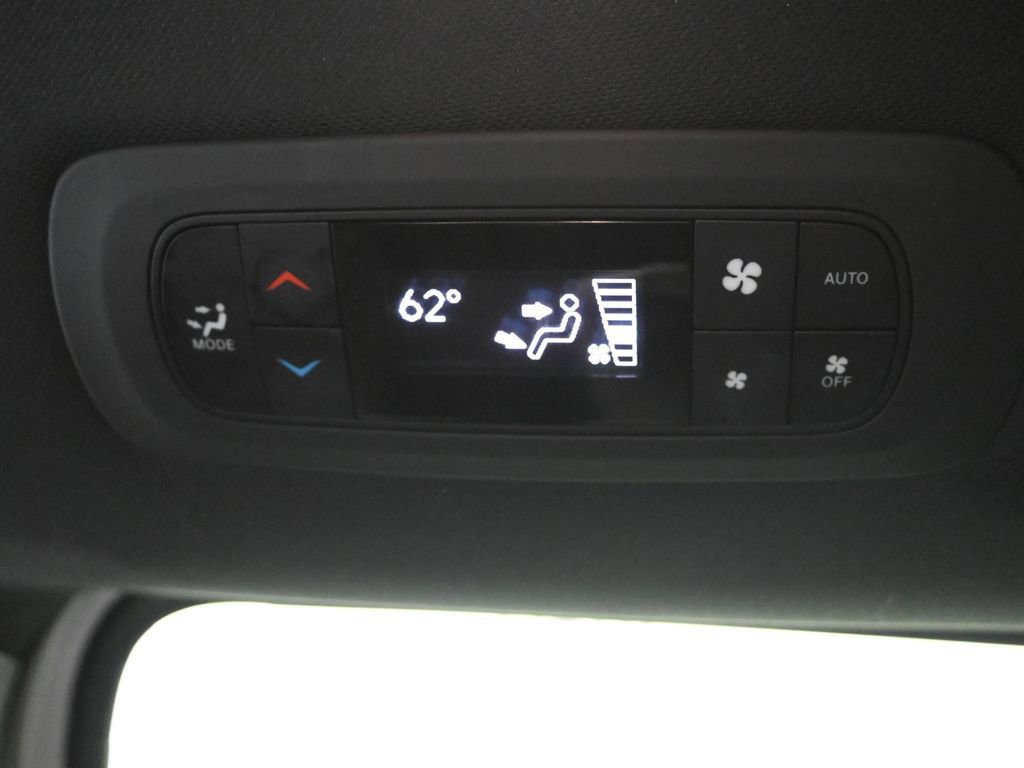 Used 2024 Chrysler Pacifica Select image 30