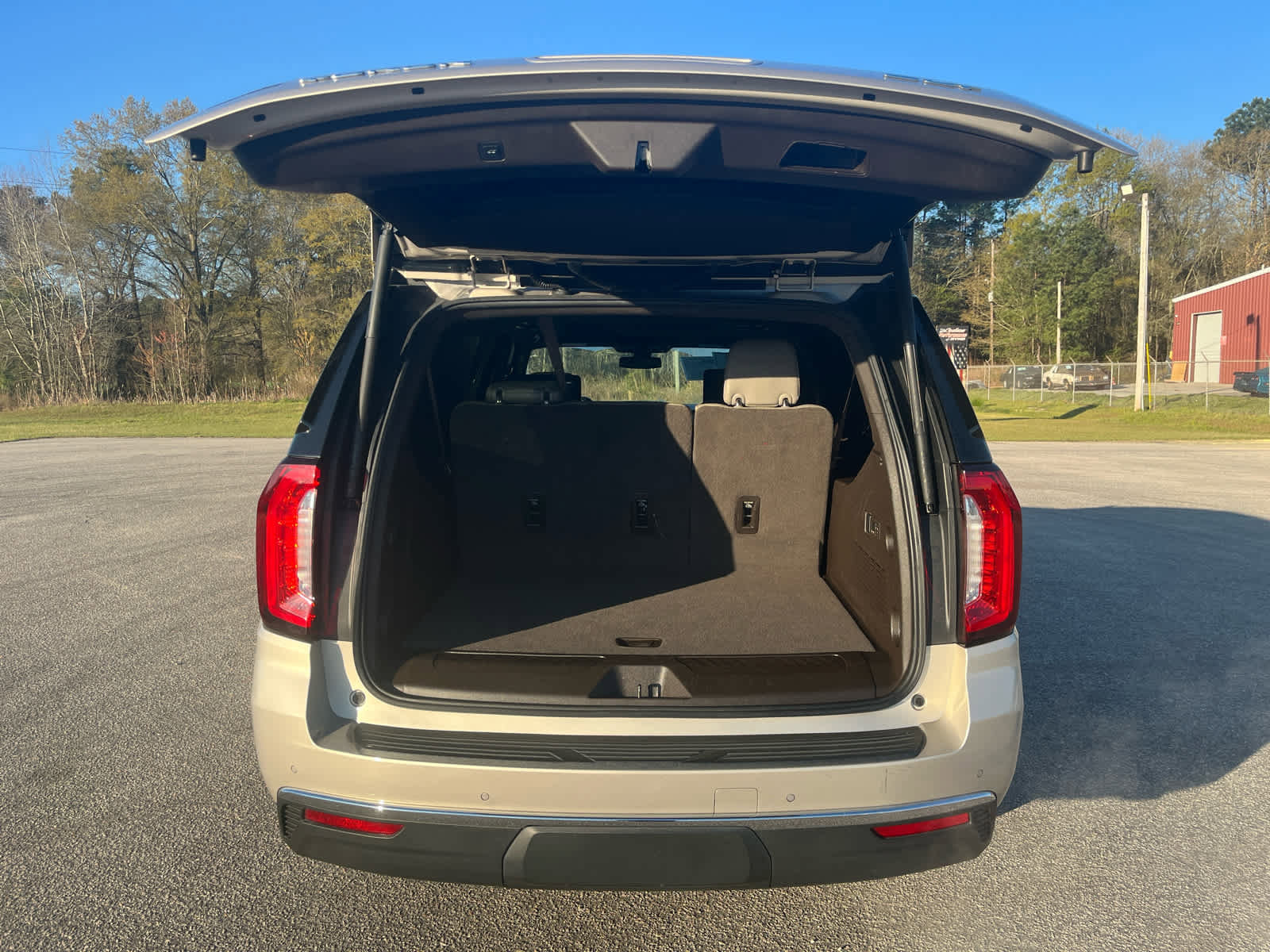 Used 2021 GMC Yukon XL SLT w/ SLT Premium Package image 12