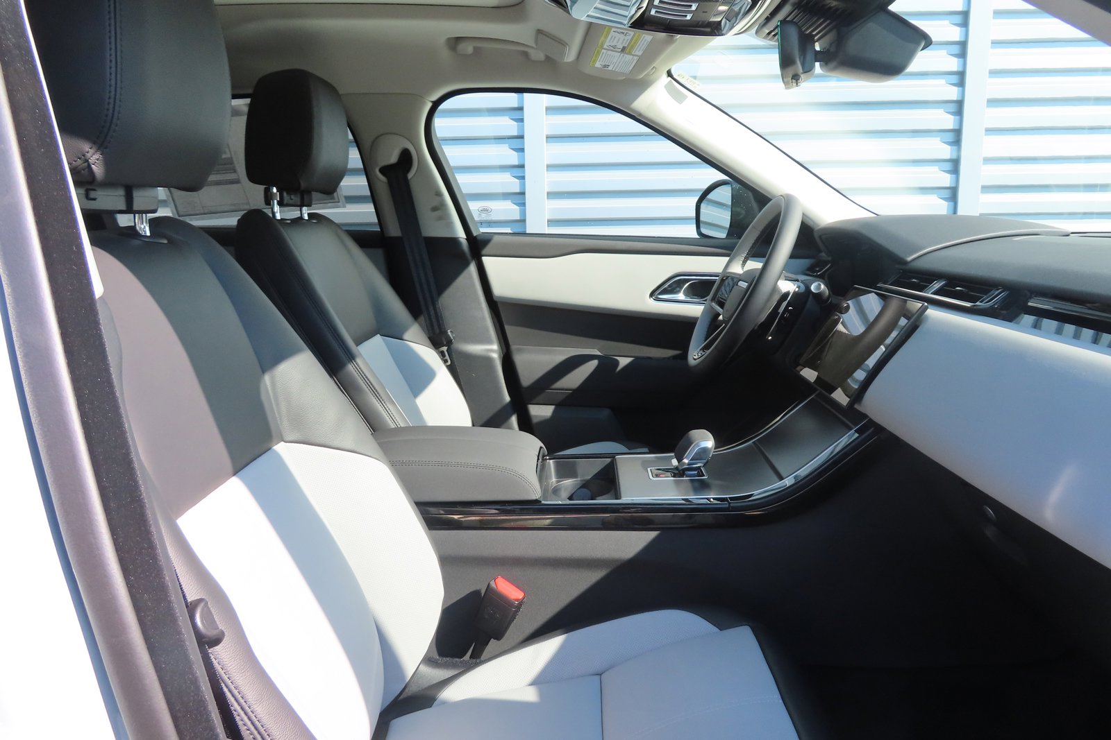 New 2025 Land Rover Range Rover Velar Dynamic SE image 3