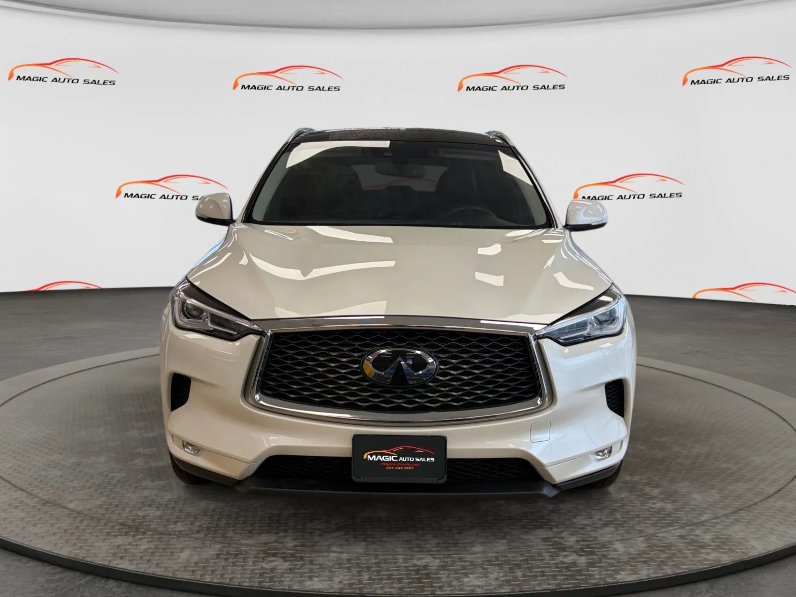 Used 2019 INFINITI QX50 Luxe w/ Navigation Package AWD/4WD image 3