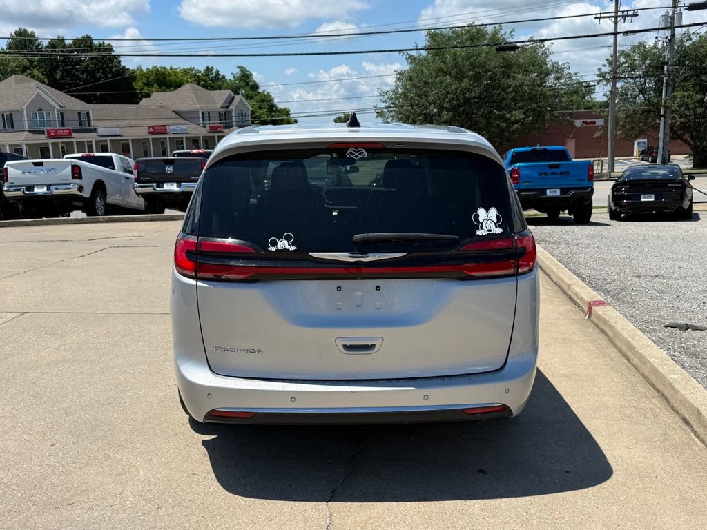 Used 2023 Chrysler Pacifica Touring-L FWD image 7